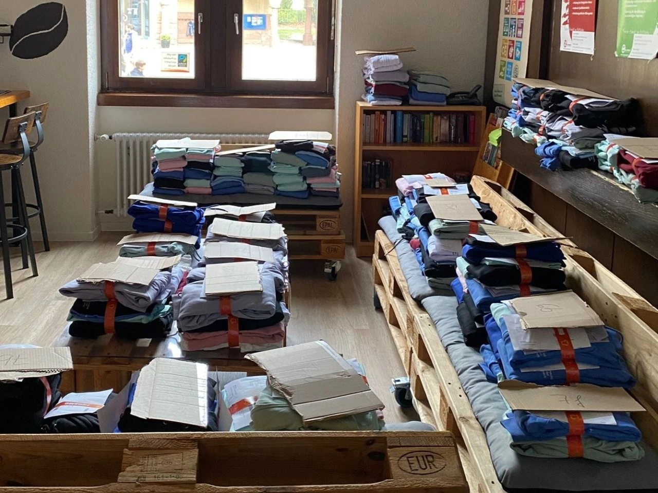 2024 11 Lender Gymnasium ElMundo Schulkleidungsaktion (4)