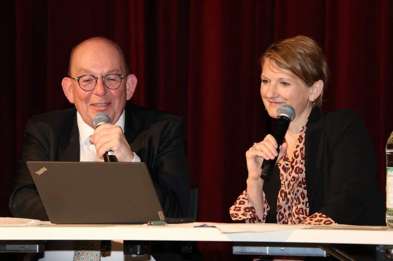 2024 11 Lender Gymnasium Lender bewegt Diksussion Scheck Krohn (4)