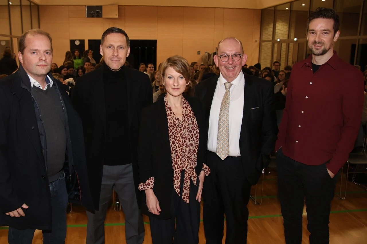 2024 11 Lender Gymnasium Lender bewegt Diksussion Scheck Krohn (5)