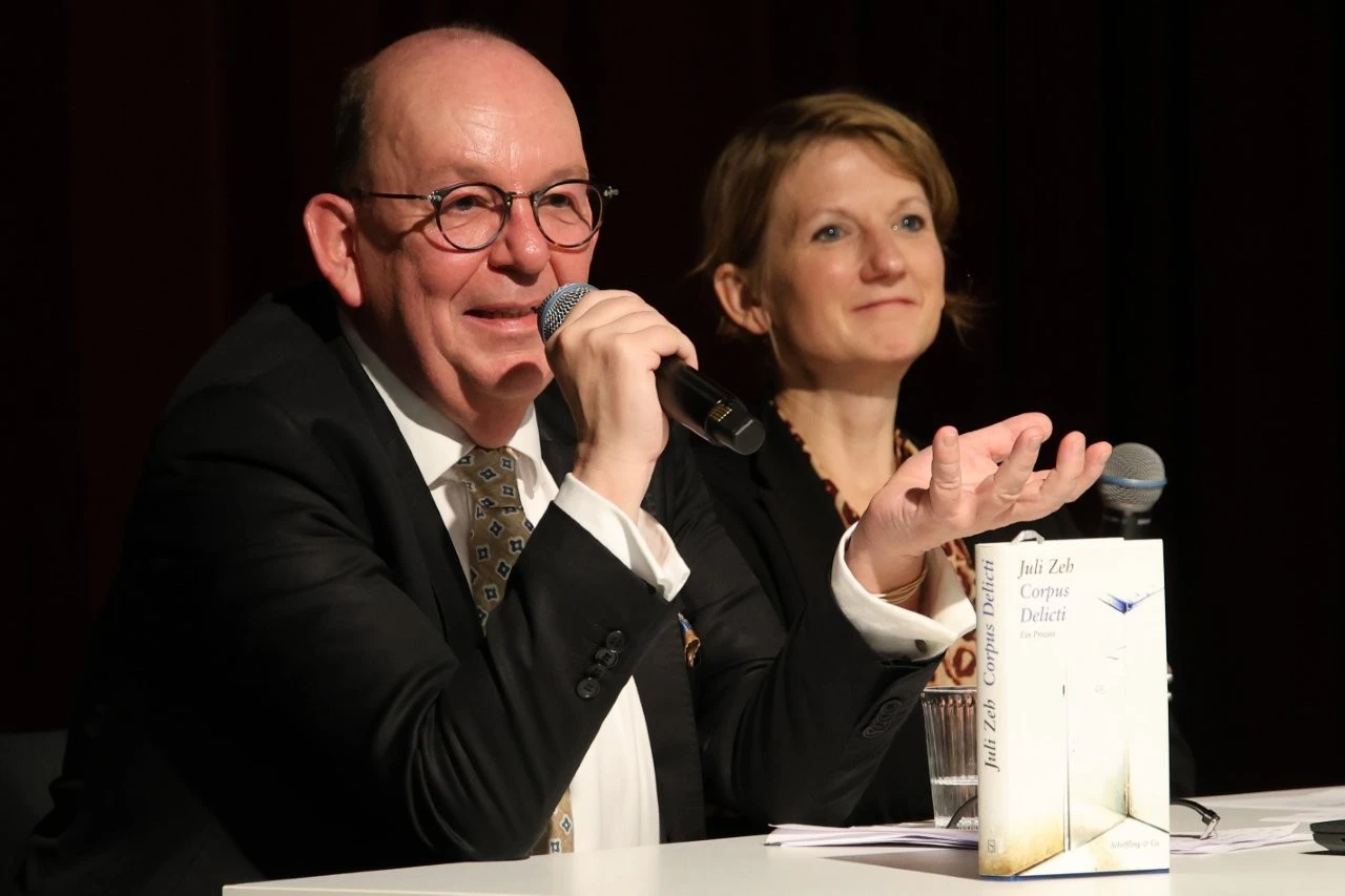 2024 11 Lender Gymnasium Lender bewegt Diksussion Scheck Krohn (6)