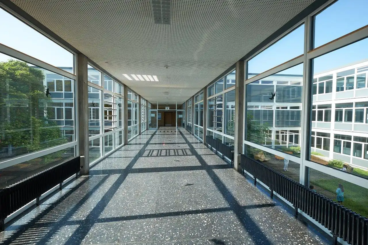 2025 Lender Gymnasium Campus AG Schulgebäude Gang innen Kaeflein (1)