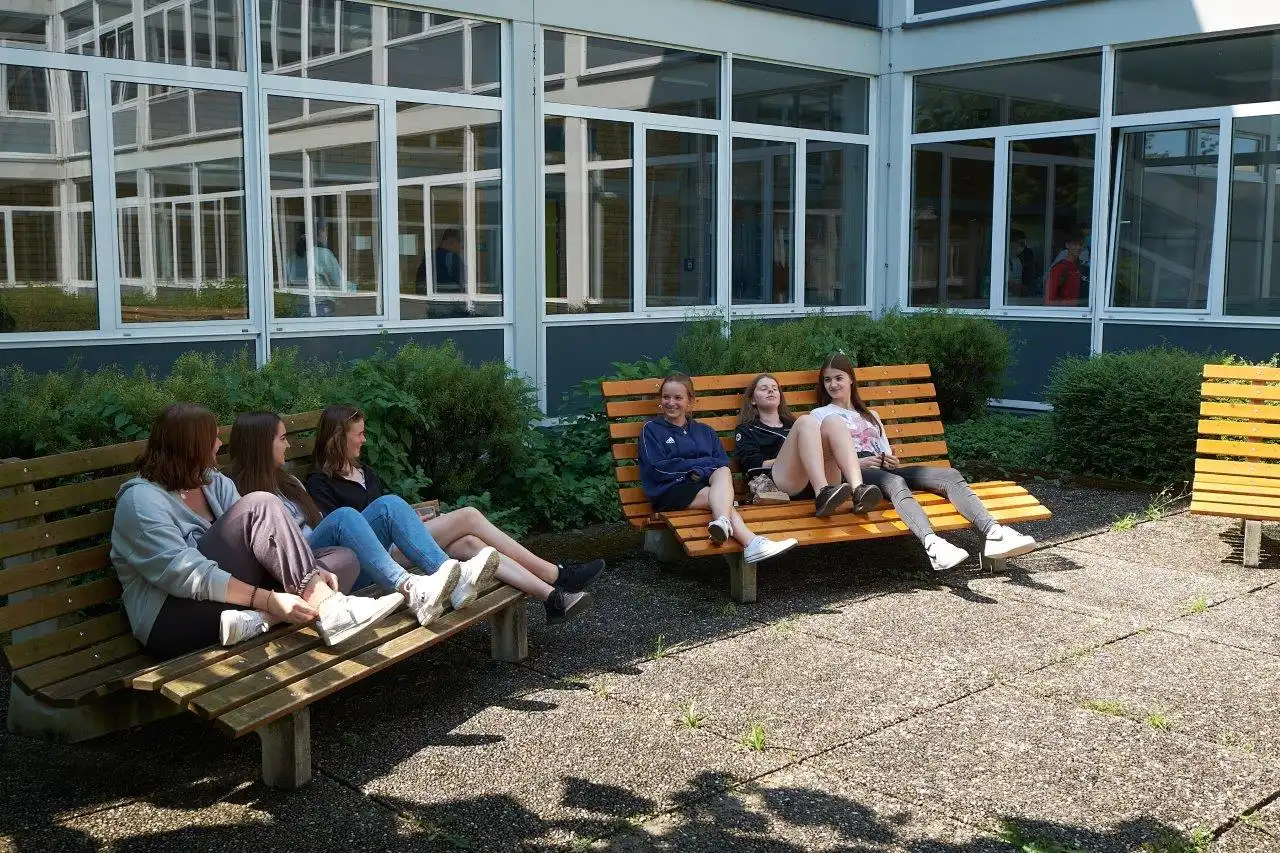 2025 Lender Gymnasium Campus AG Schulgebäude Innenhof Kaeflein (1)