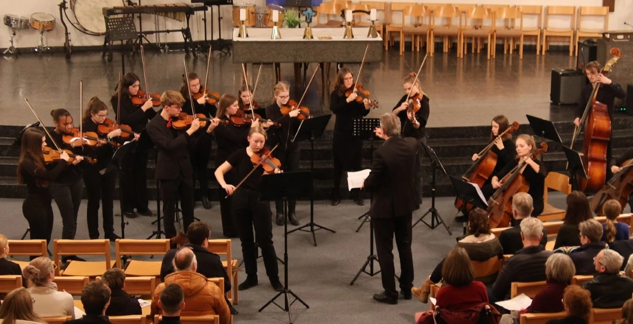 2025 Lender Gymnasium Musik Streichorchester mit solistin Solveigh Sonntag (2)