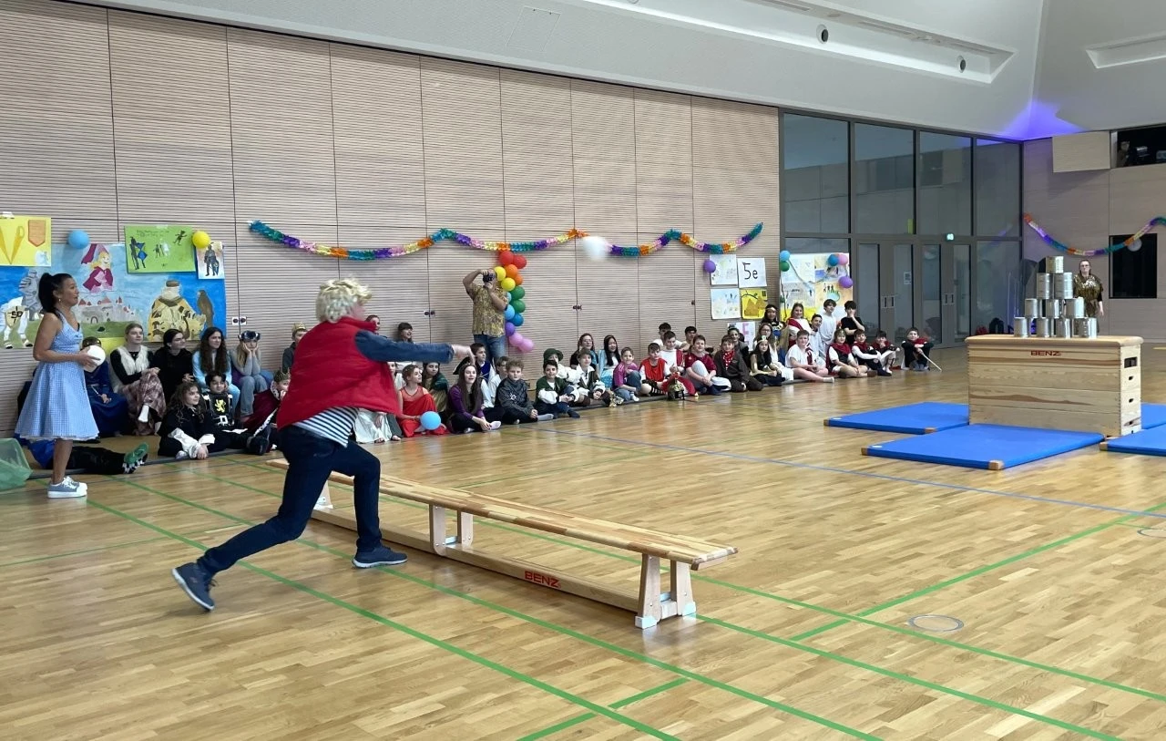 2025 02 Lender Gymnasium Schulleben Sextanerfastnacht (21)