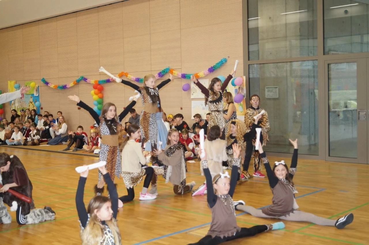 2025 02 Lender Gymnasium Schulleben Sextanerfastnacht (24)