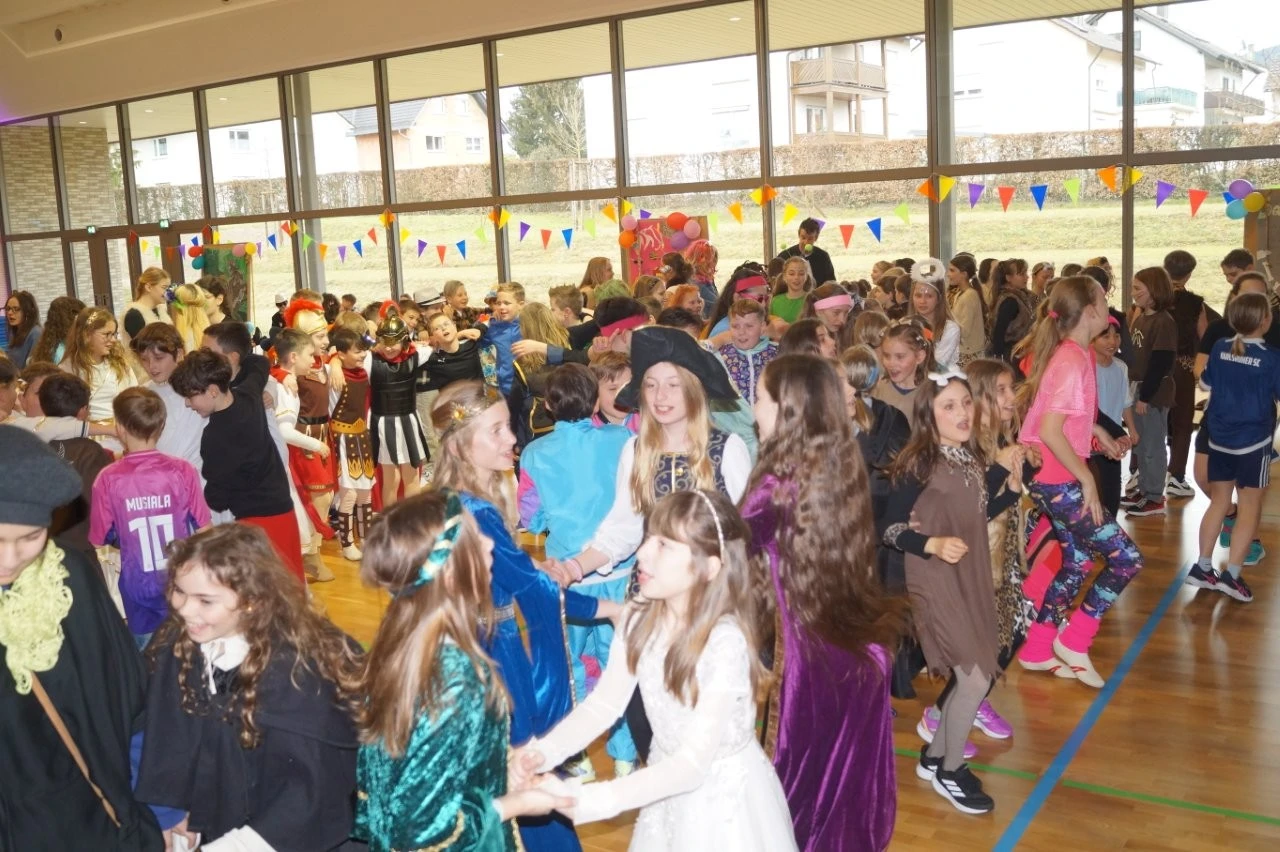 2025 02 Lender Gymnasium Schulleben Sextanerfastnacht (25)