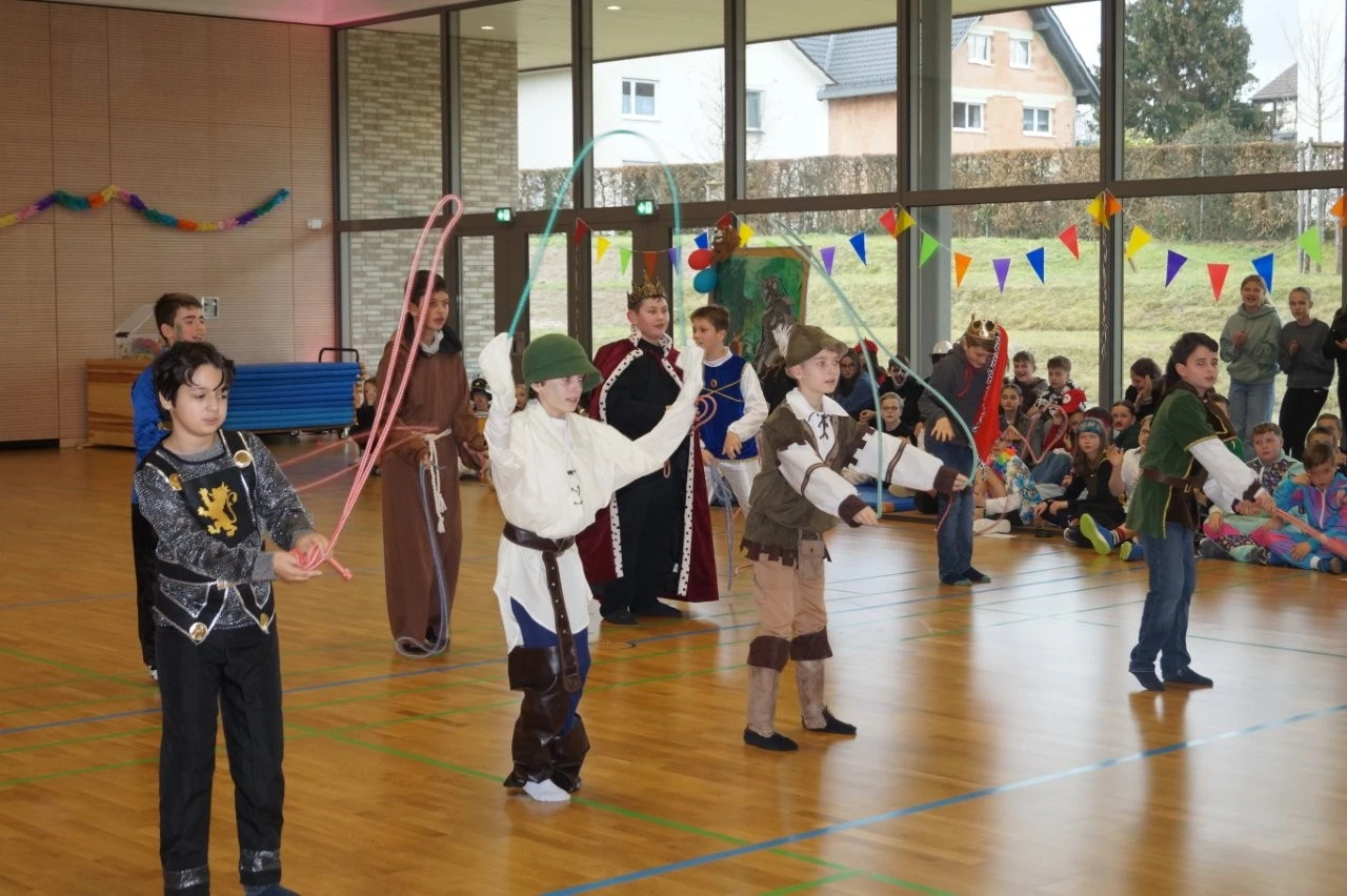 2025 02 Lender Gymnasium Schulleben Sextanerfastnacht (26)