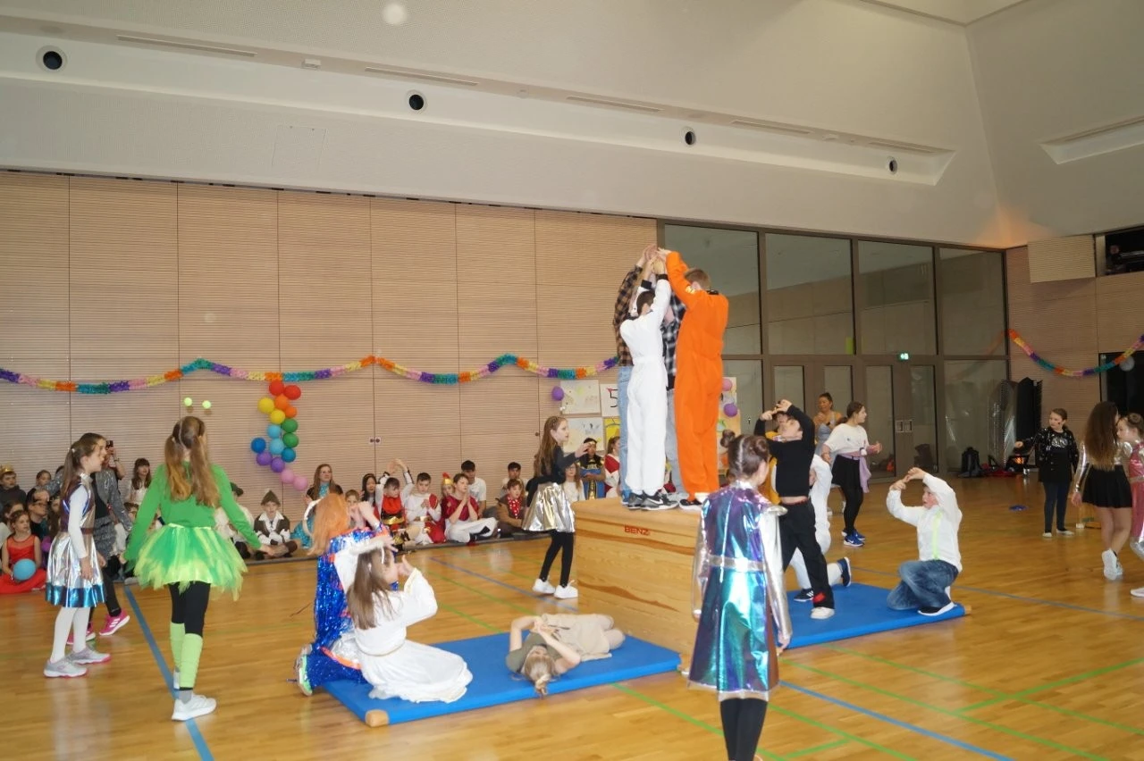 2025 02 Lender Gymnasium Schulleben Sextanerfastnacht (28)