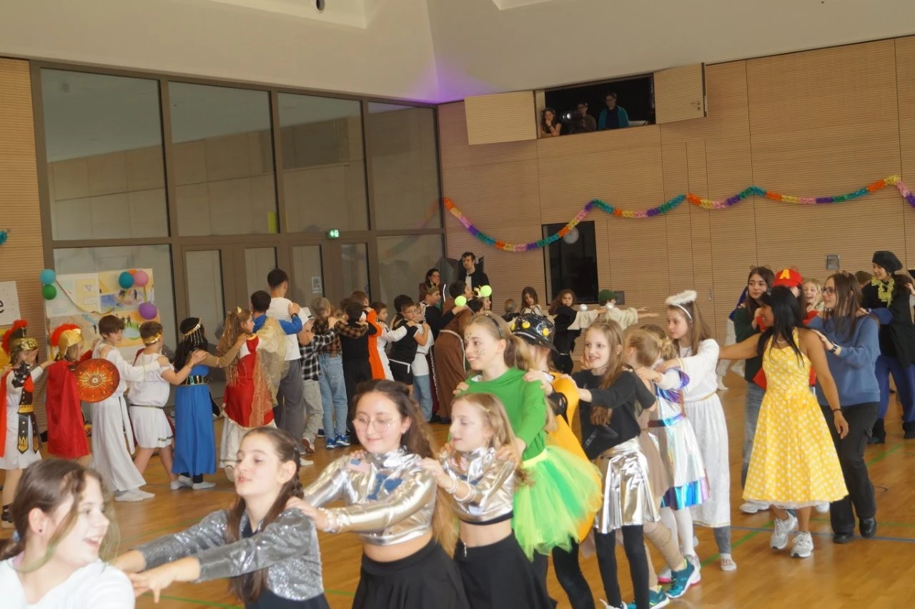 2025 02 Lender Gymnasium Schulleben Sextanerfastnacht (31)