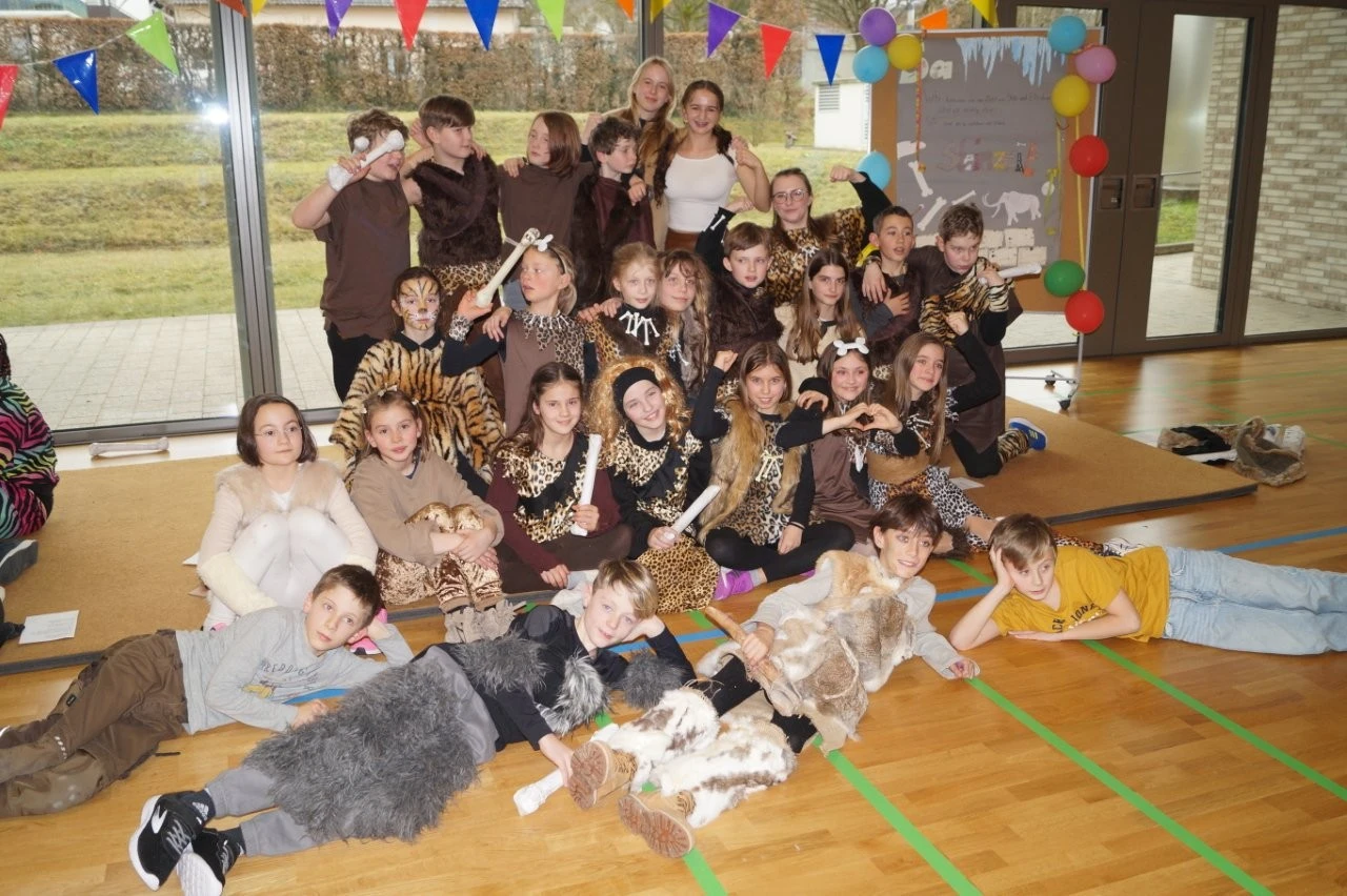 2025 02 Lender Gymnasium Schulleben Sextanerfastnacht (35)