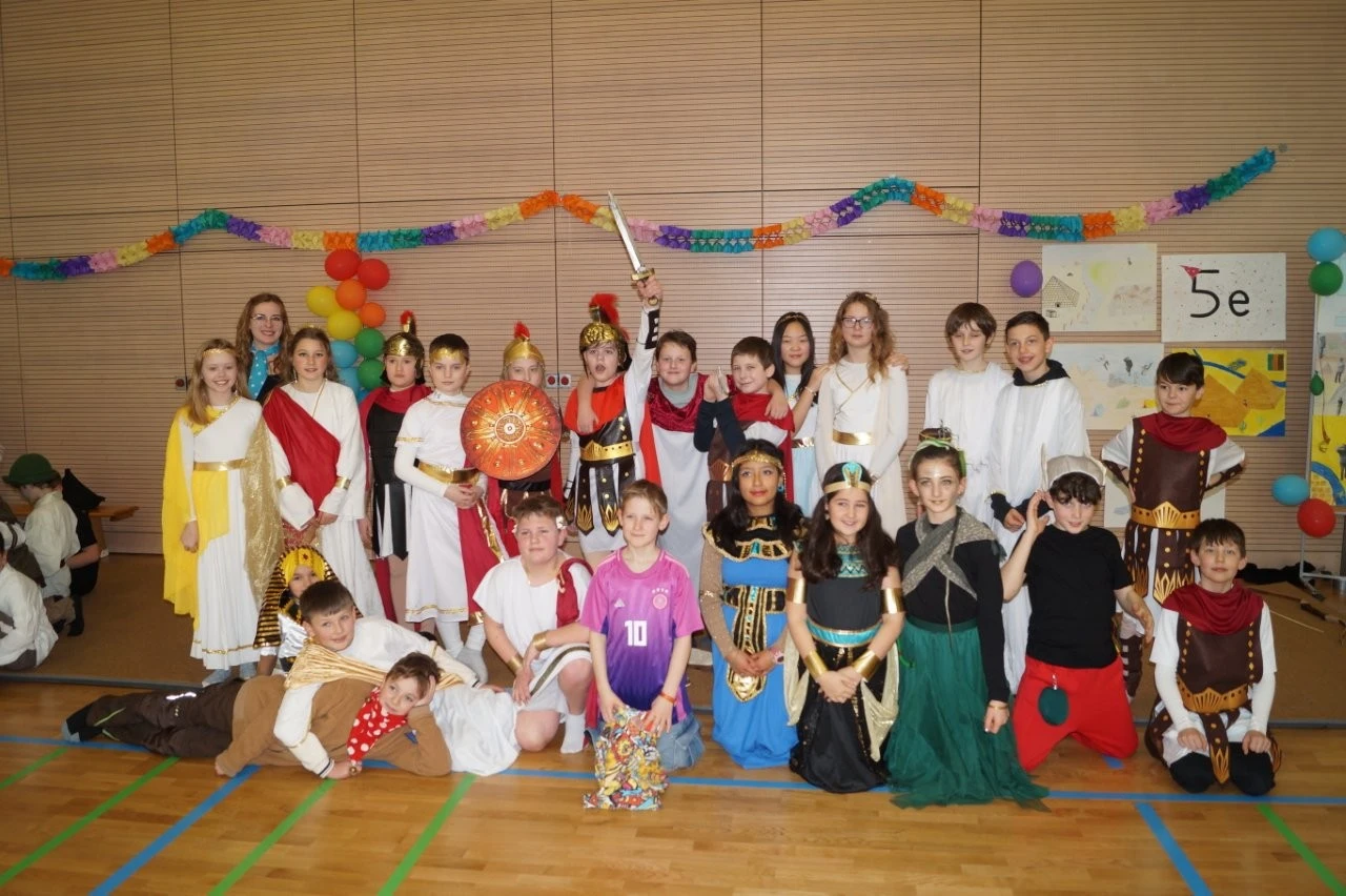 2025 02 Lender Gymnasium Schulleben Sextanerfastnacht (38)