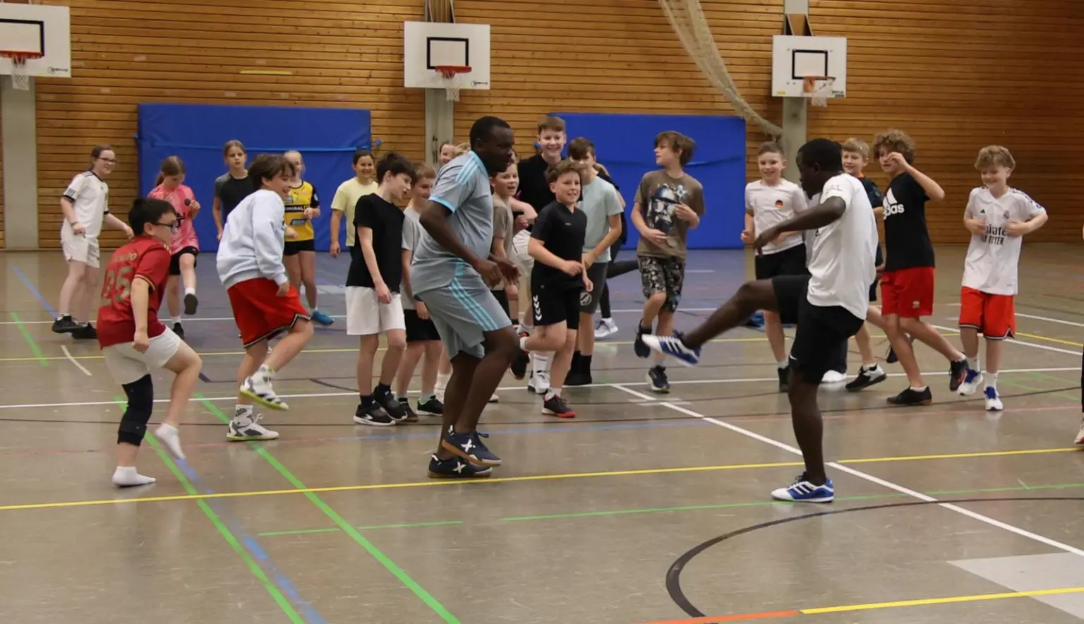 2025 05 Lender Gymnasium Sport Tansania Projekt (07)