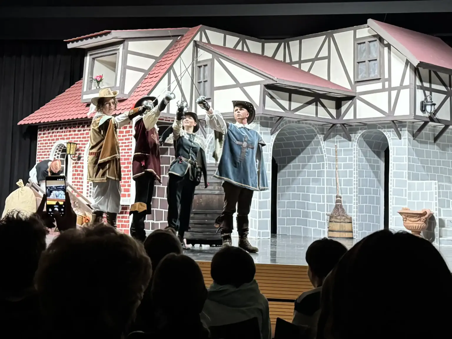 2026 03 Lender Gymnasium Theater Drei Musketiere (07)