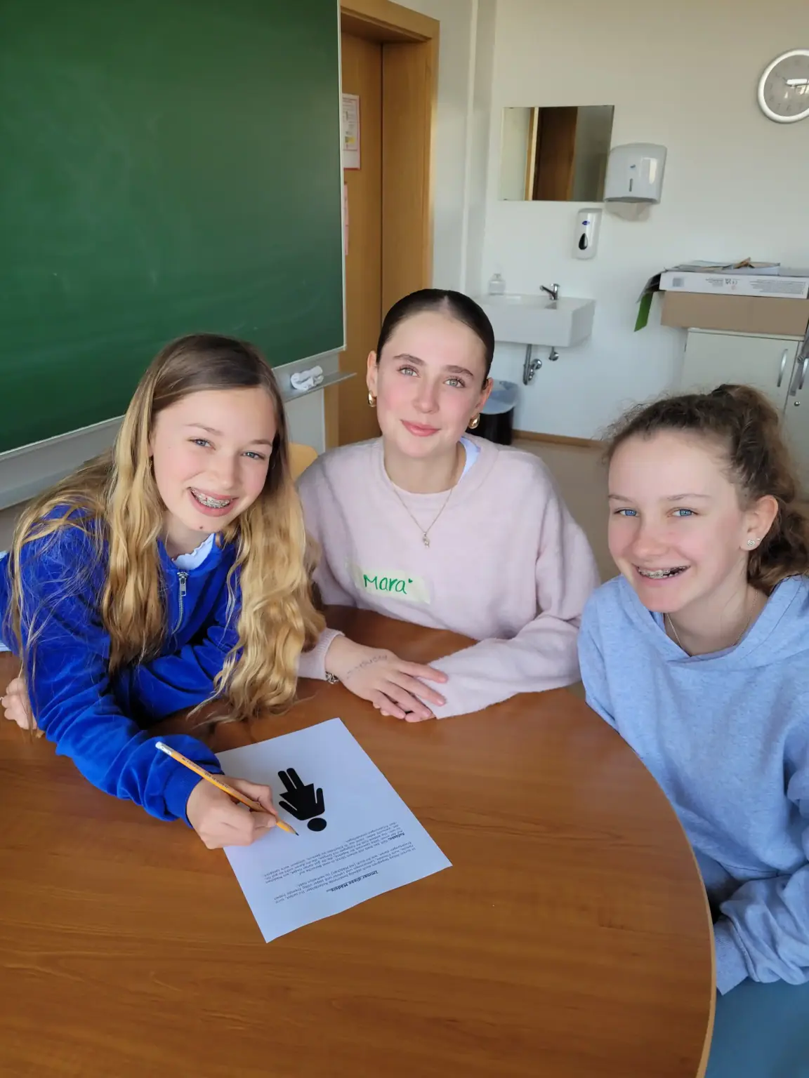 2026 04 Lender Gymnasium Schulsozialarbeit Mädchen SUCHT Junge (1)