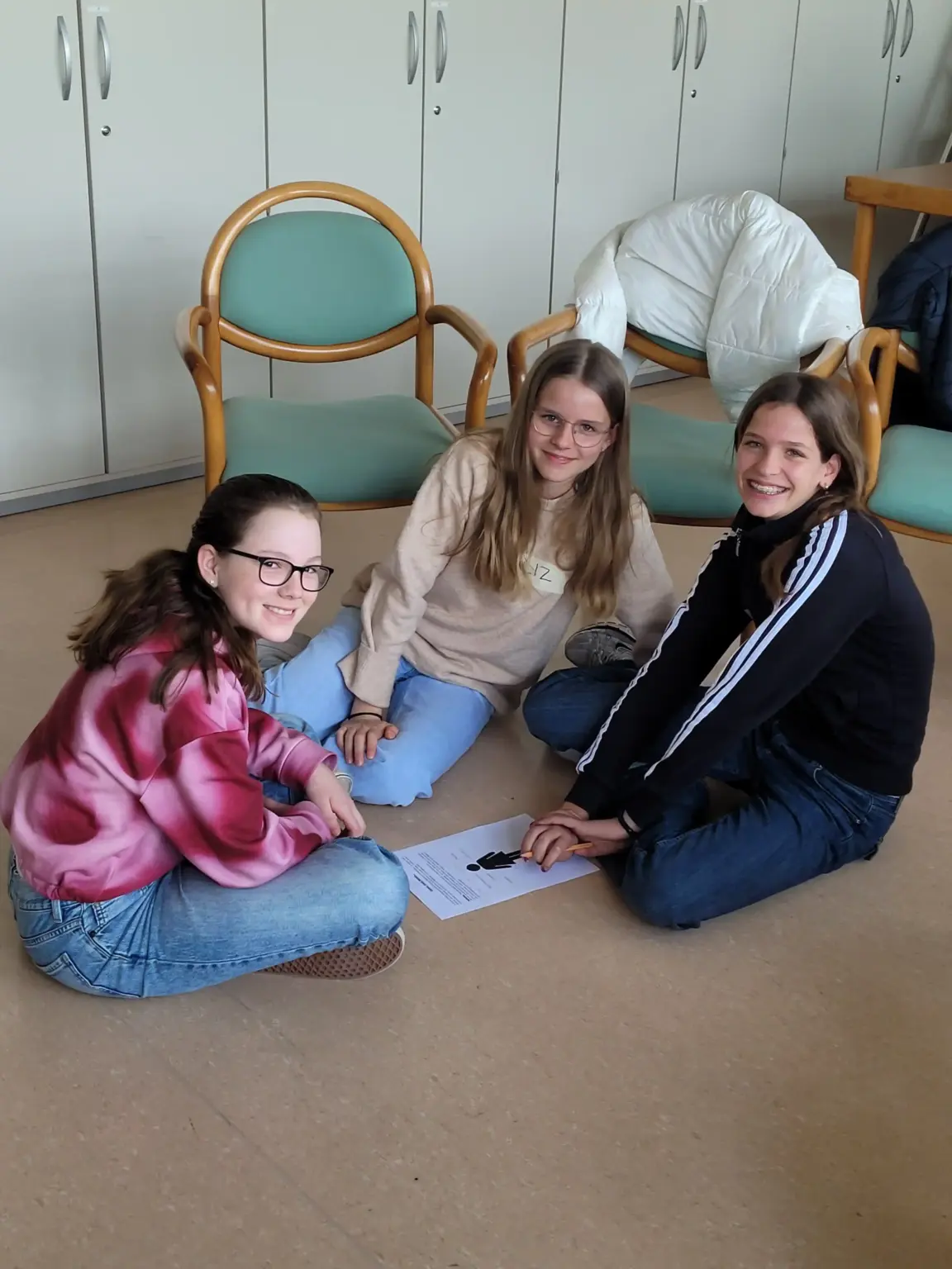 2026 04 Lender Gymnasium Schulsozialarbeit Mädchen SUCHT Junge (2)