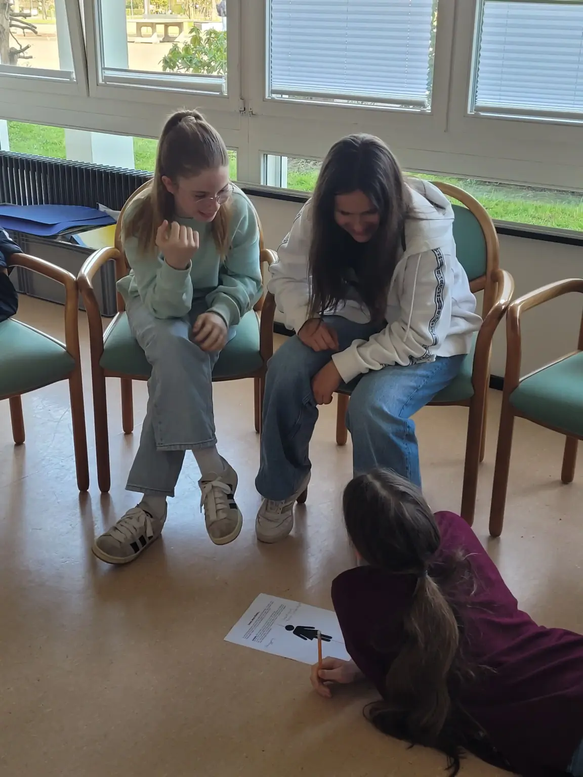 2026 04 Lender Gymnasium Schulsozialarbeit Mädchen SUCHT Junge (3)