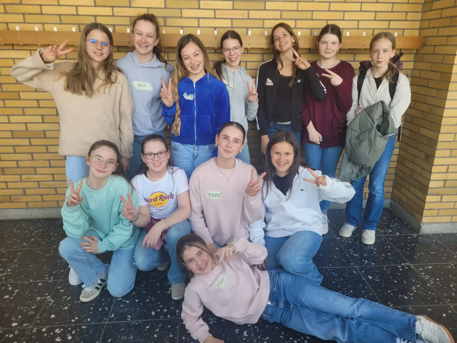 2026 04 Lender Gymnasium Schulsozialarbeit Mädchen SUCHT Junge (5)