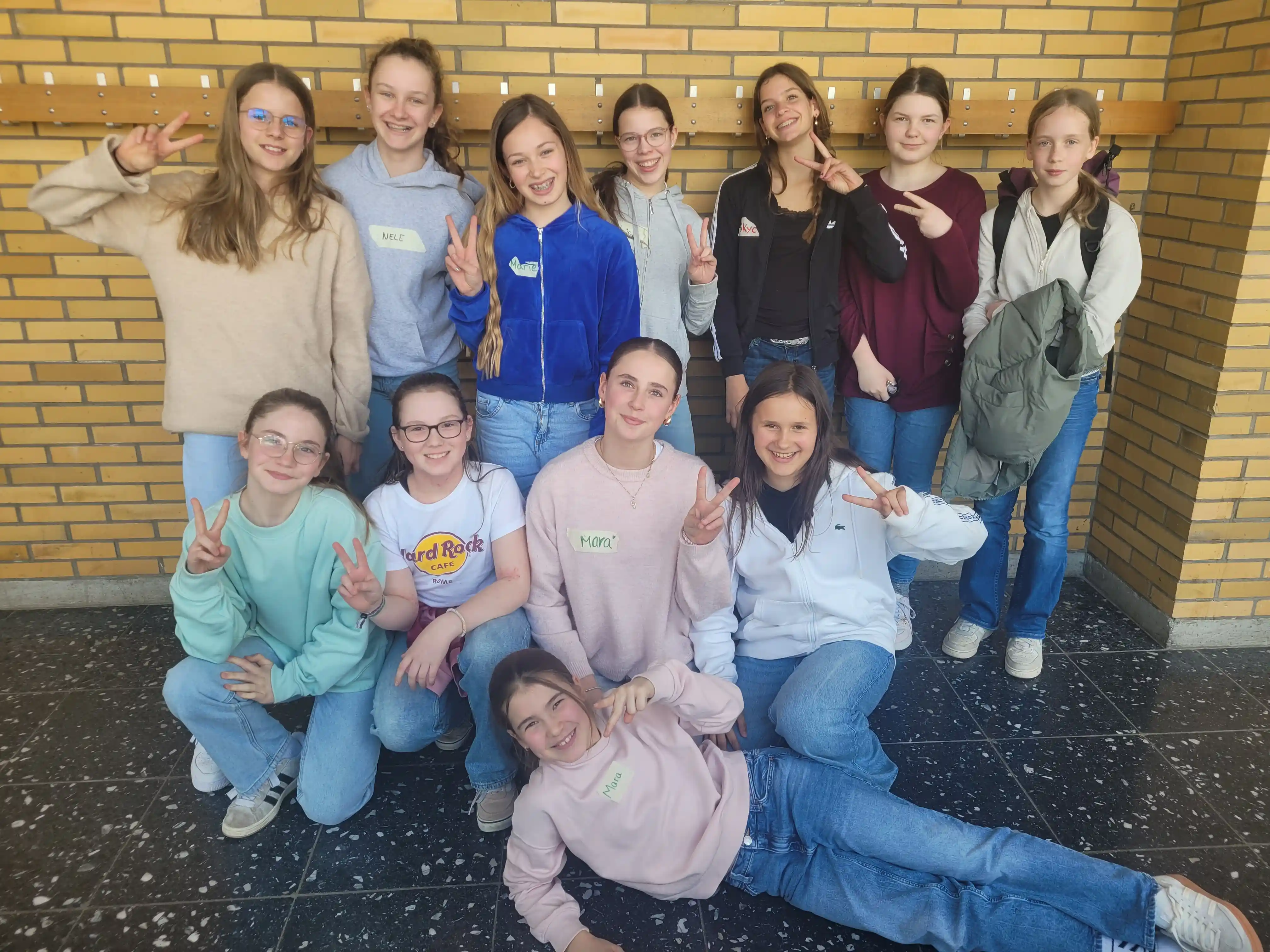 2026 04 Lender Gymnasium Schulsozialarbeit Mädchen SUCHT Junge (5)