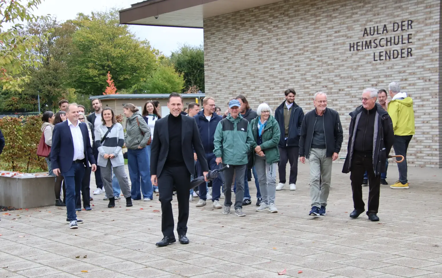 2026 10 Lender Gymnasium Altsasbacher Altsasbachertag Altsasbache mit Schulleiter über Campus