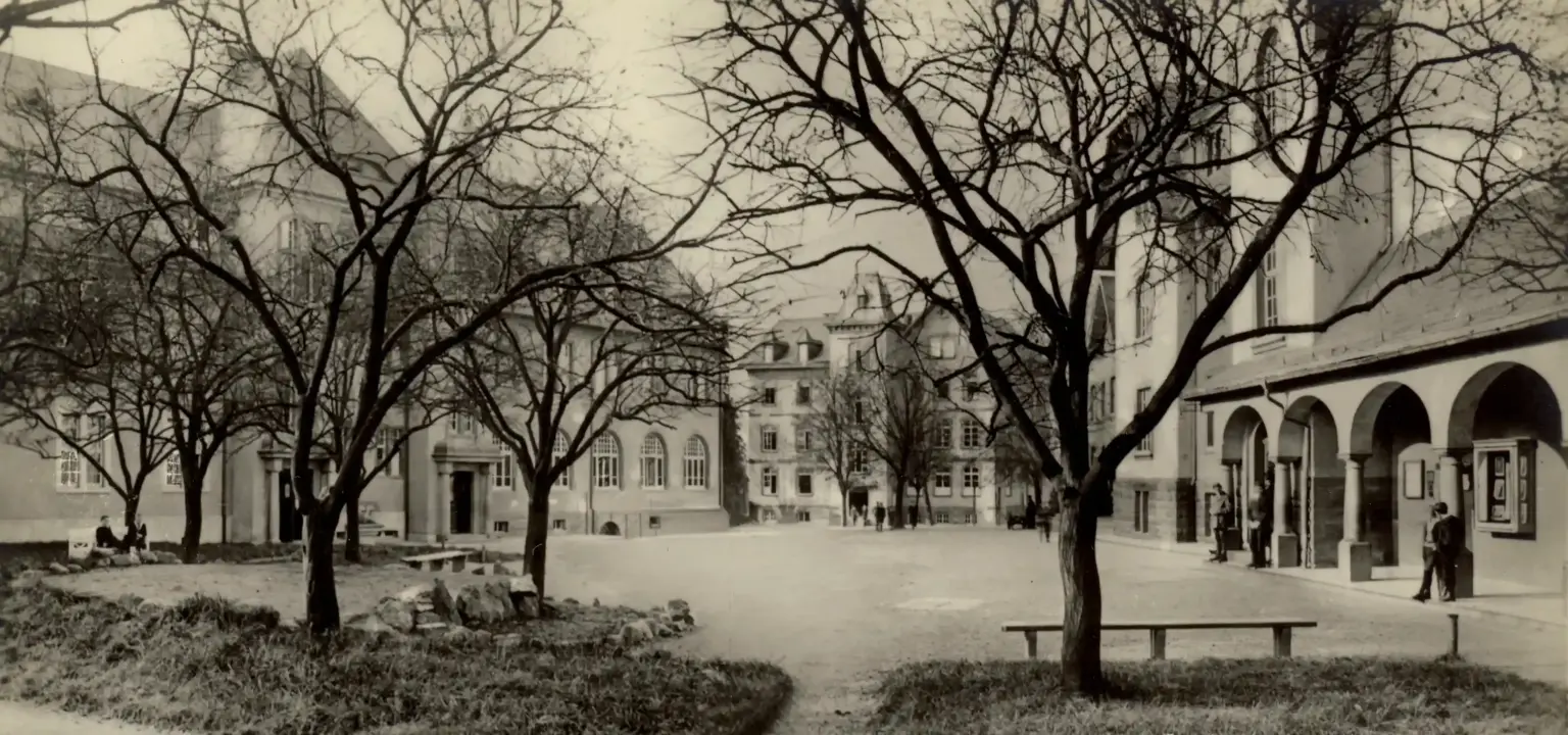 2026 10 Lender Gymnasium Der erste Sasbacher5 Historischer Blick in den Internatshof